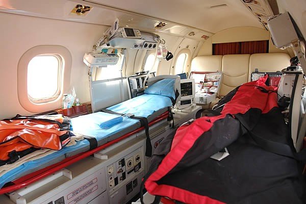 В медицинских самолетах есть все необходимое для безопасной транспортировки пострадавшего