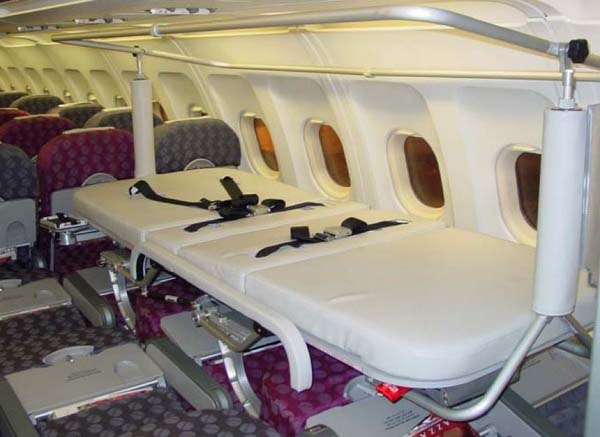 Для безопасной транспортировки пациенту требуется отдельное место в самолете
