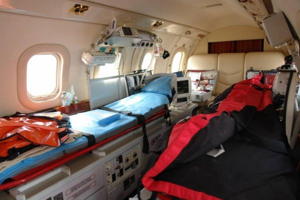 В медицинском самолете самое современное оснащение для обеспечения условий перелета для больных с тяжелейшими болезнями и поражениями. 